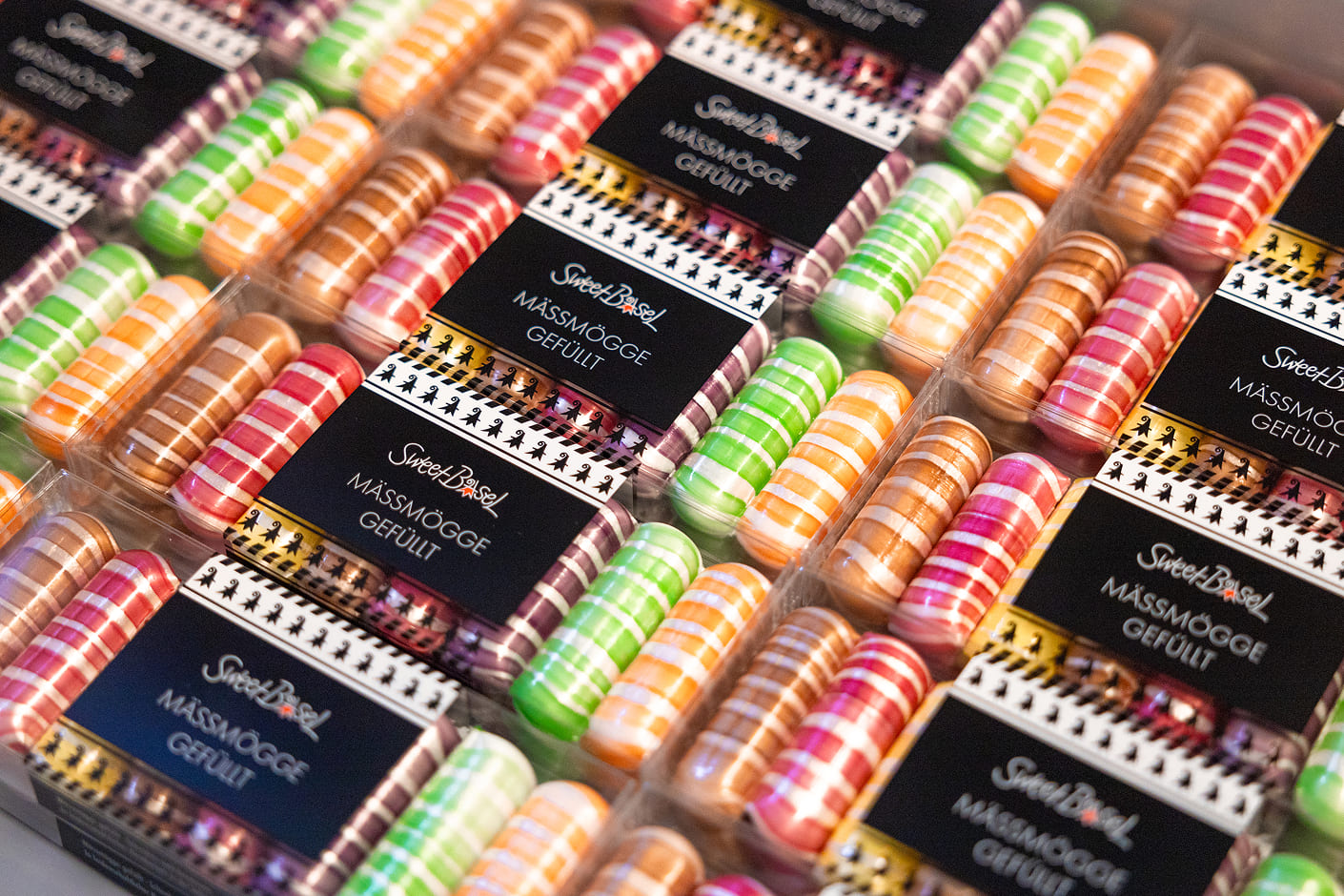 Sortierte Verpackungen von einer Süssigkeit namens Mässmögge (gefüllt) von Sweet Basel.